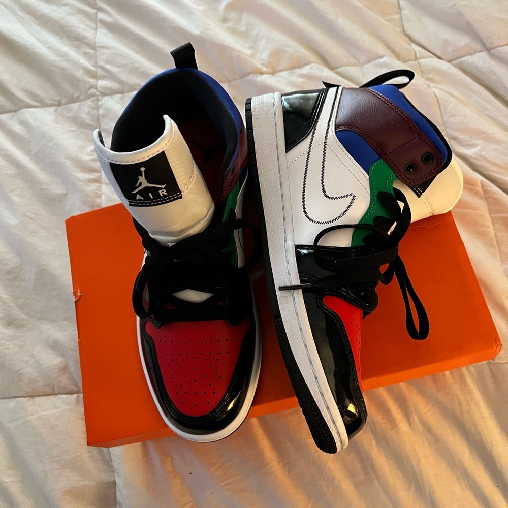 WOMEN'S NIKE AIR JORDAN PATENT LEATHER HI TOPS!! NO BOX.